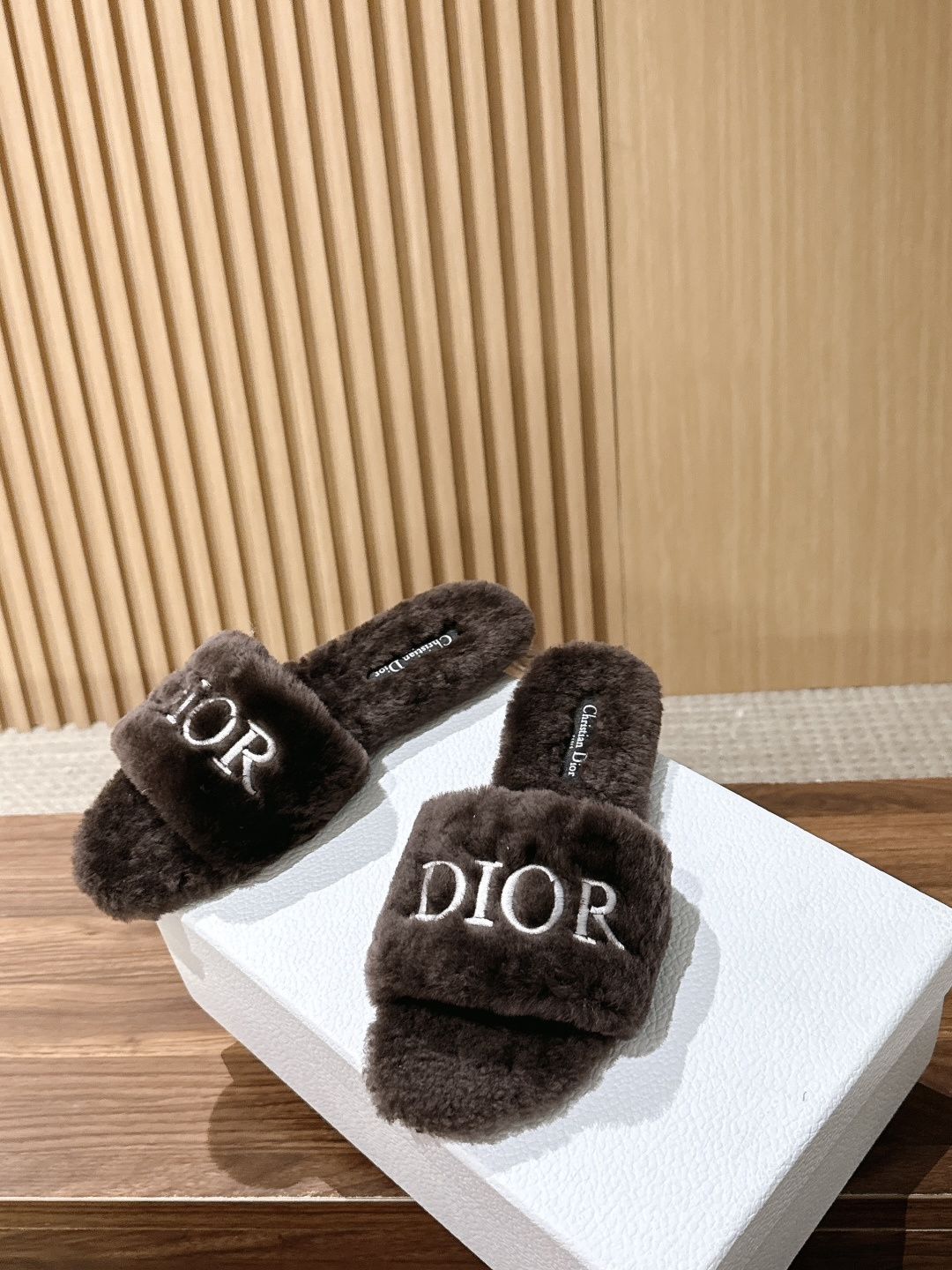 Christian Dior 迪奥秋冬新款字母平底毛毛拖鞋！经典立体刺绣搭配进口羊毛，舒适度百分百！冬季必入单品 真皮大