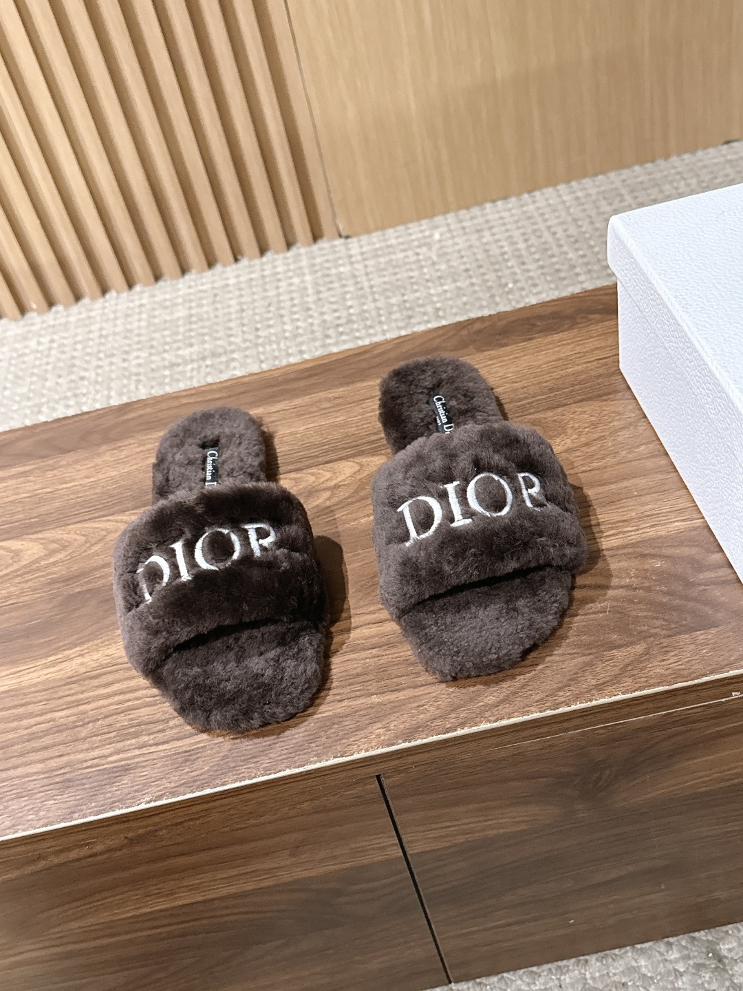 Christian Dior 迪奥秋冬新款字母平底毛毛拖鞋！经典立体刺绣搭配进口羊毛，舒适度百分百！冬季必入单品 真皮大