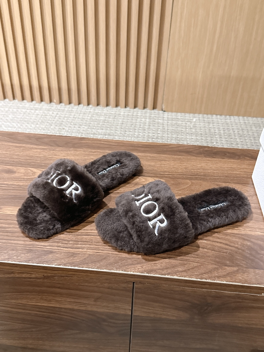 Christian Dior 迪奥秋冬新款字母平底毛毛拖鞋！经典立体刺绣搭配进口羊毛，舒适度百分百！冬季必入单品 真皮大