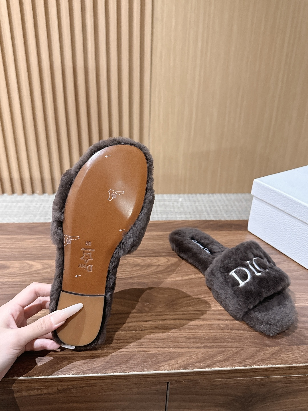 Christian Dior 迪奥秋冬新款字母平底毛毛拖鞋！经典立体刺绣搭配进口羊毛，舒适度百分百！冬季必入单品 真皮大