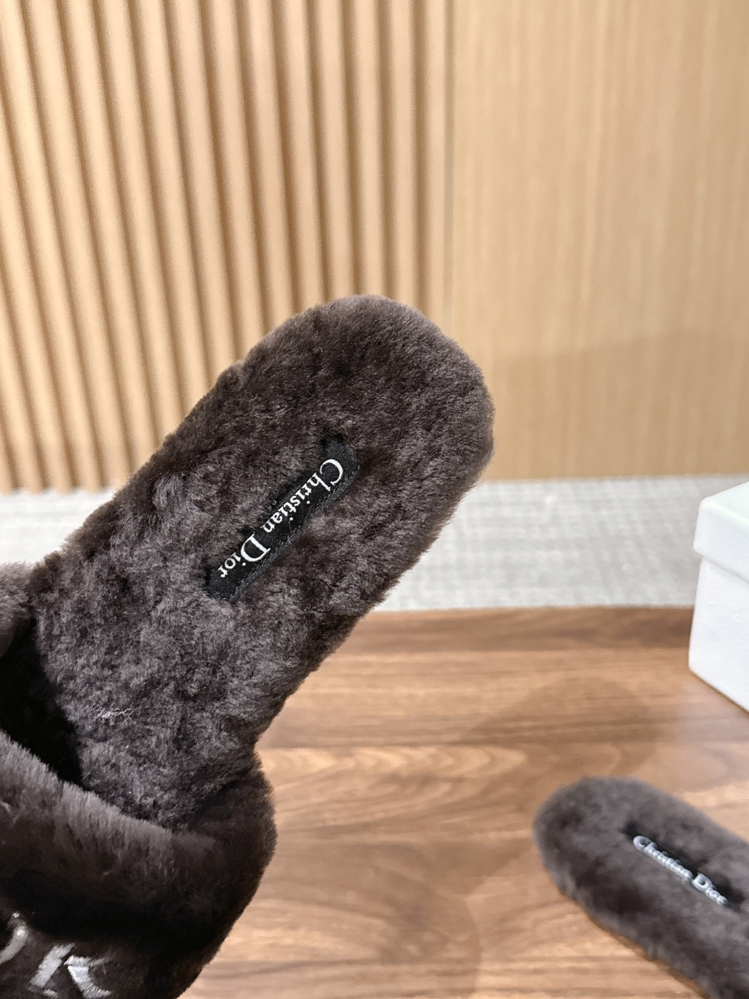 Christian Dior 迪奥秋冬新款字母平底毛毛拖鞋！经典立体刺绣搭配进口羊毛，舒适度百分百！冬季必入单品 真皮大