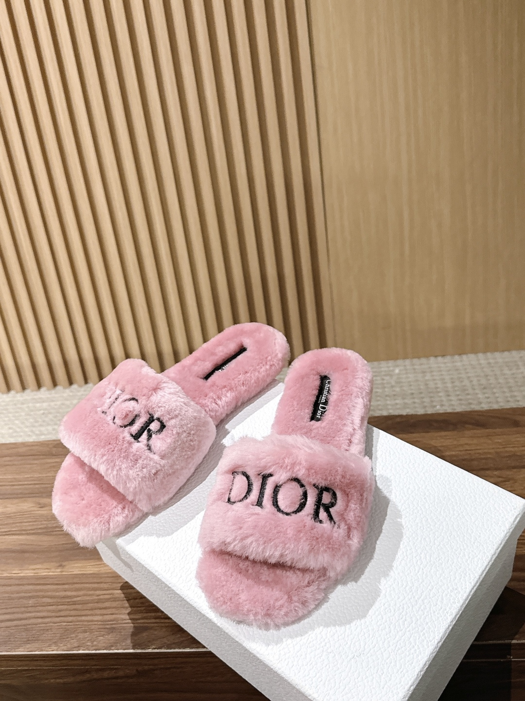 Christian Dior 迪奥秋冬新款字母平底毛毛拖鞋！经典立体刺绣搭配进口羊毛，舒适度百分百！冬季必入单品 真皮大
