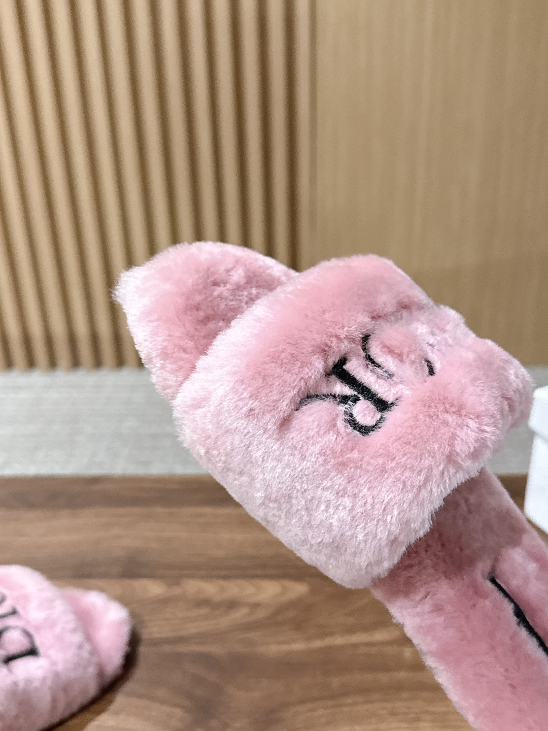 Christian Dior 迪奥秋冬新款字母平底毛毛拖鞋！经典立体刺绣搭配进口羊毛，舒适度百分百！冬季必入单品 真皮大