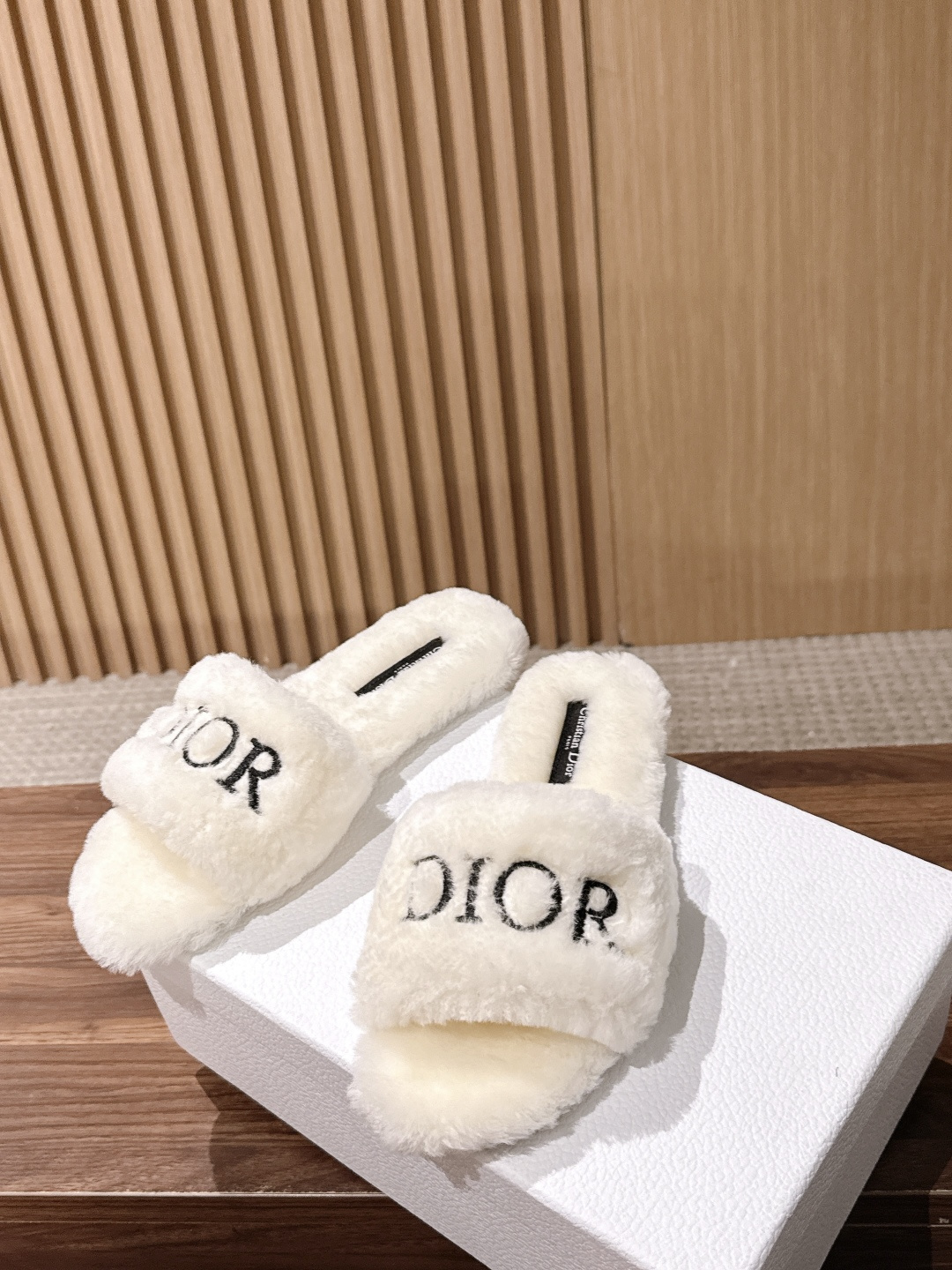 Christian Dior 迪奥秋冬新款字母平底毛毛拖鞋！经典立体刺绣搭配进口羊毛，舒适度百分百！冬季必入单品 真皮大