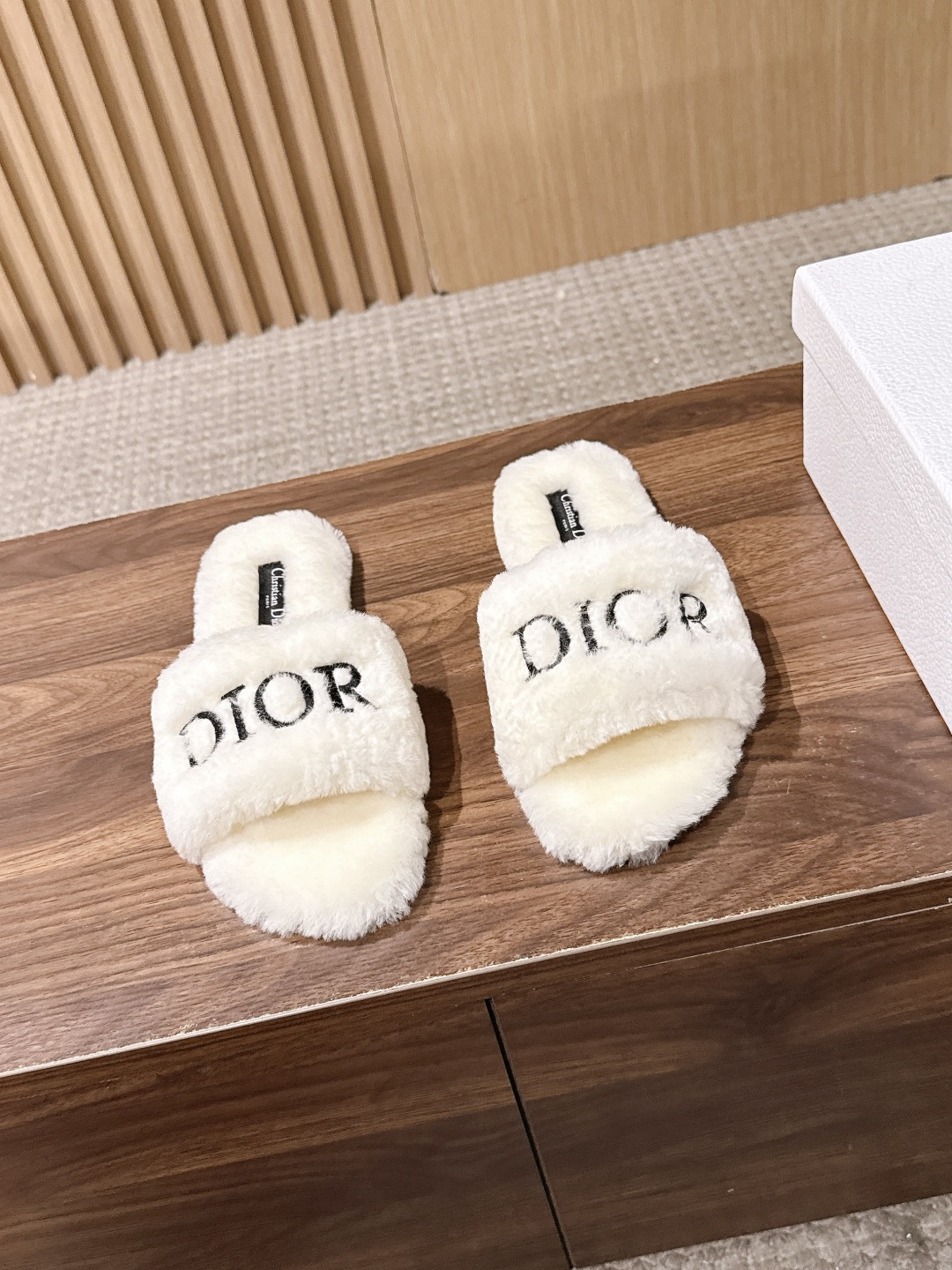Christian Dior 迪奥秋冬新款字母平底毛毛拖鞋！经典立体刺绣搭配进口羊毛，舒适度百分百！冬季必入单品 真皮大