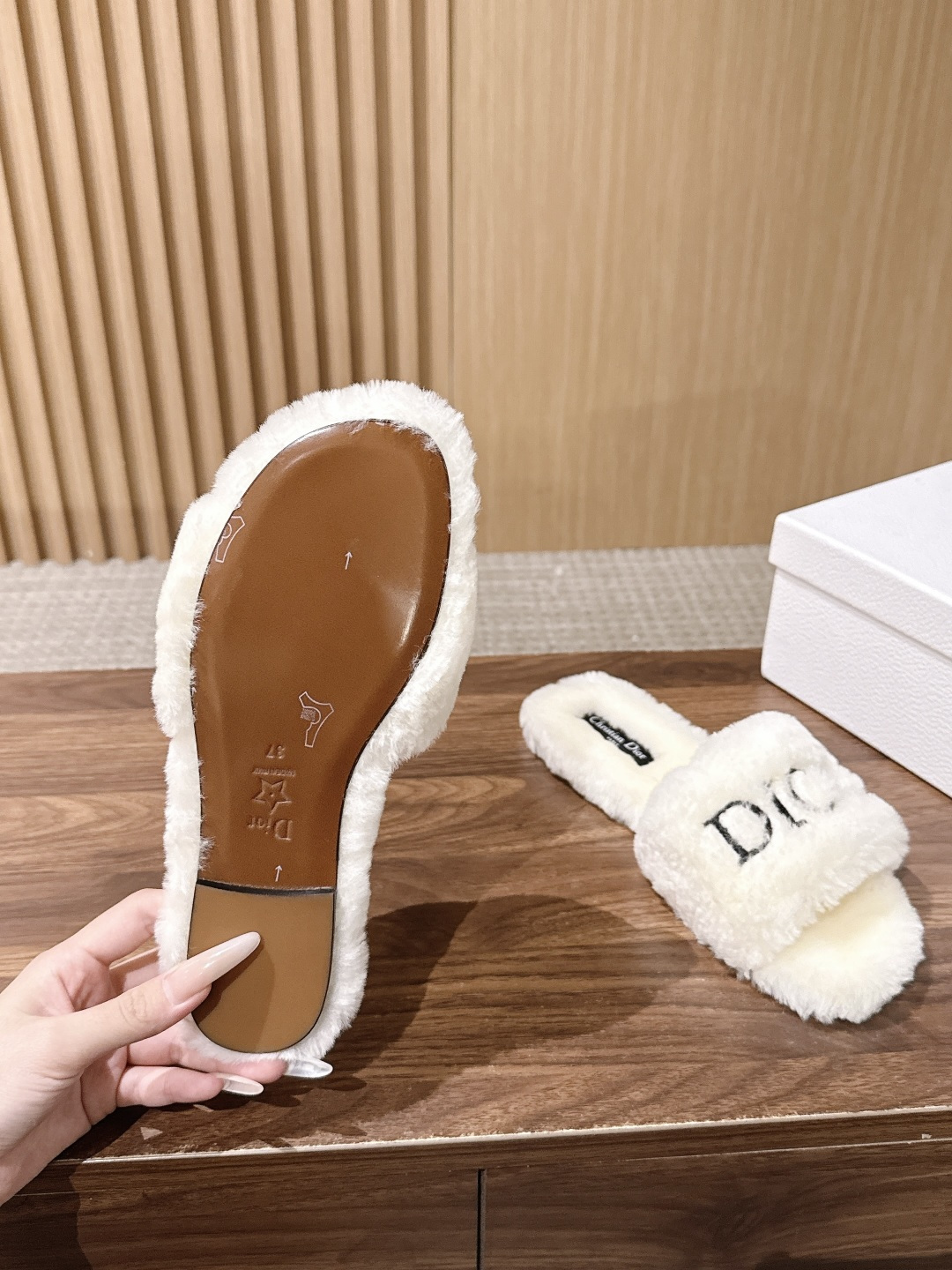 Christian Dior 迪奥秋冬新款字母平底毛毛拖鞋！经典立体刺绣搭配进口羊毛，舒适度百分百！冬季必入单品 真皮大