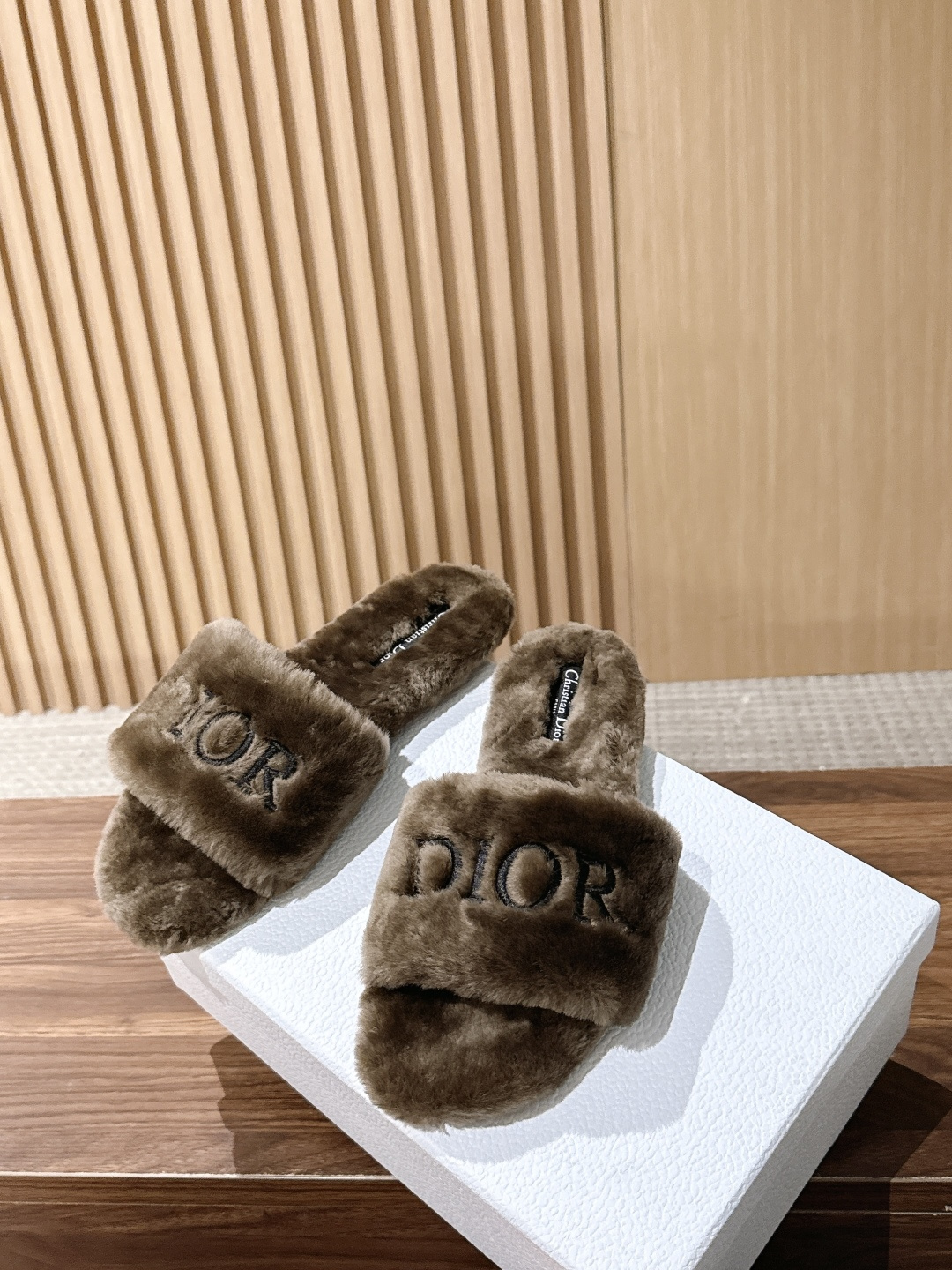 Christian Dior 迪奥秋冬新款字母平底毛毛拖鞋！经典立体刺绣搭配进口羊毛，舒适度百分百！冬季必入单品 真皮大