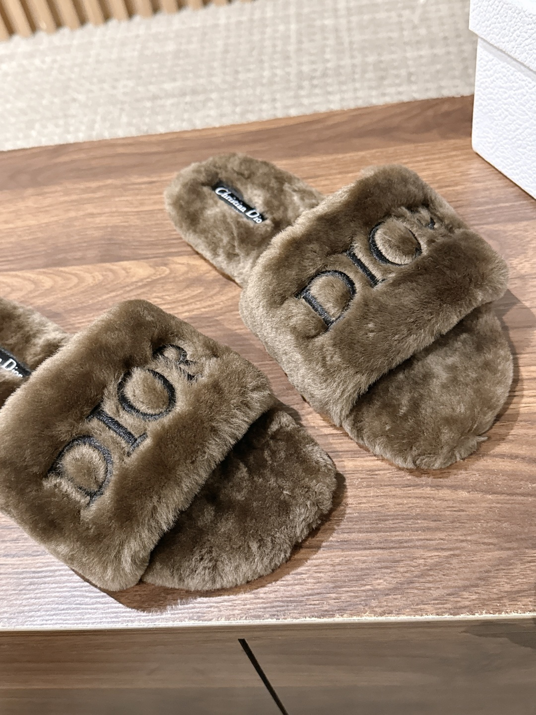 Christian Dior 迪奥秋冬新款字母平底毛毛拖鞋！经典立体刺绣搭配进口羊毛，舒适度百分百！冬季必入单品 真皮大