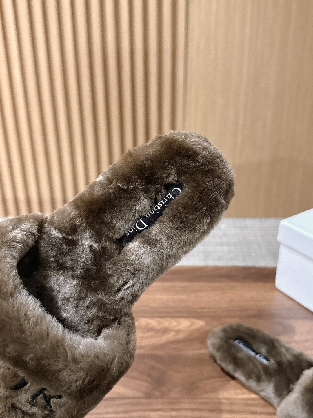 Christian Dior 迪奥秋冬新款字母平底毛毛拖鞋！经典立体刺绣搭配进口羊毛，舒适度百分百！冬季必入单品 真皮大