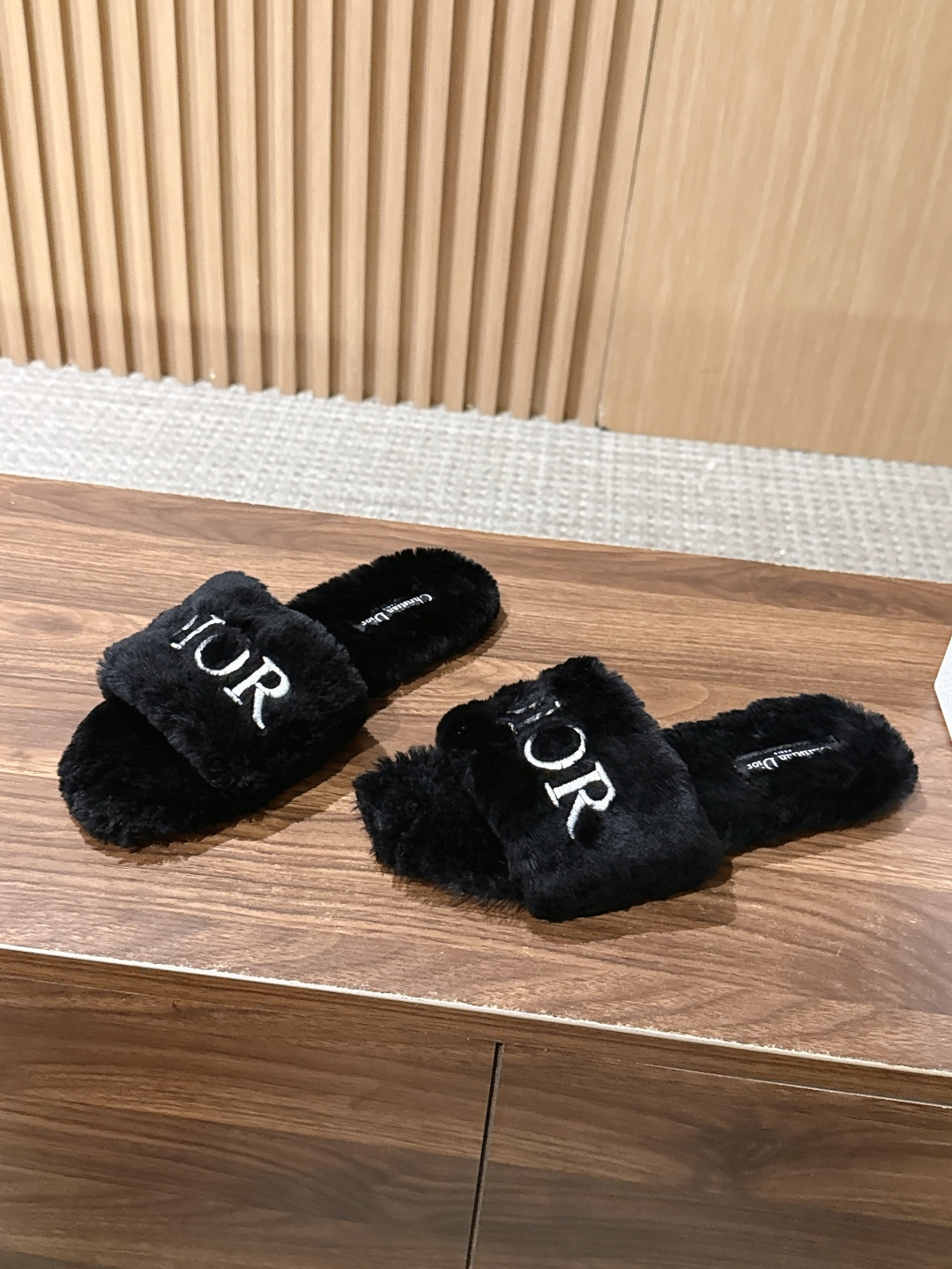 Christian Dior 迪奥秋冬新款字母平底毛毛拖鞋！经典立体刺绣搭配进口羊毛，舒适度百分百！冬季必入单品 真皮大