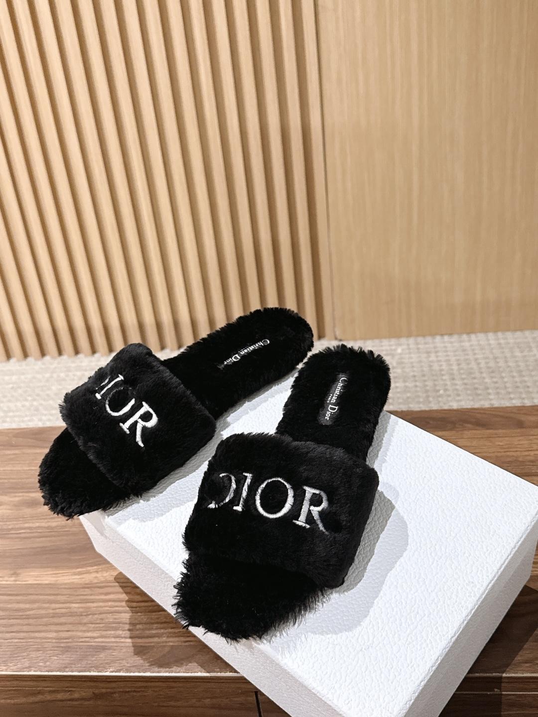 Christian Dior 迪奥秋冬新款字母平底毛毛拖鞋！经典立体刺绣搭配进口羊毛，舒适度百分百！冬季必入单品 真皮大