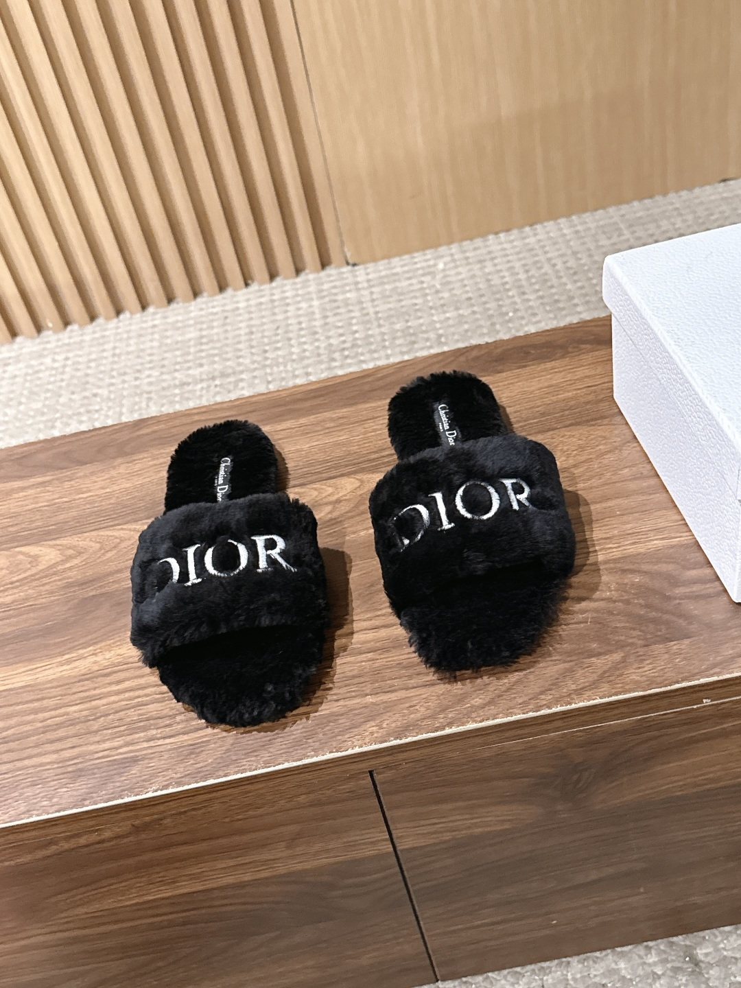 Christian Dior 迪奥秋冬新款字母平底毛毛拖鞋！经典立体刺绣搭配进口羊毛，舒适度百分百！冬季必入单品 真皮大