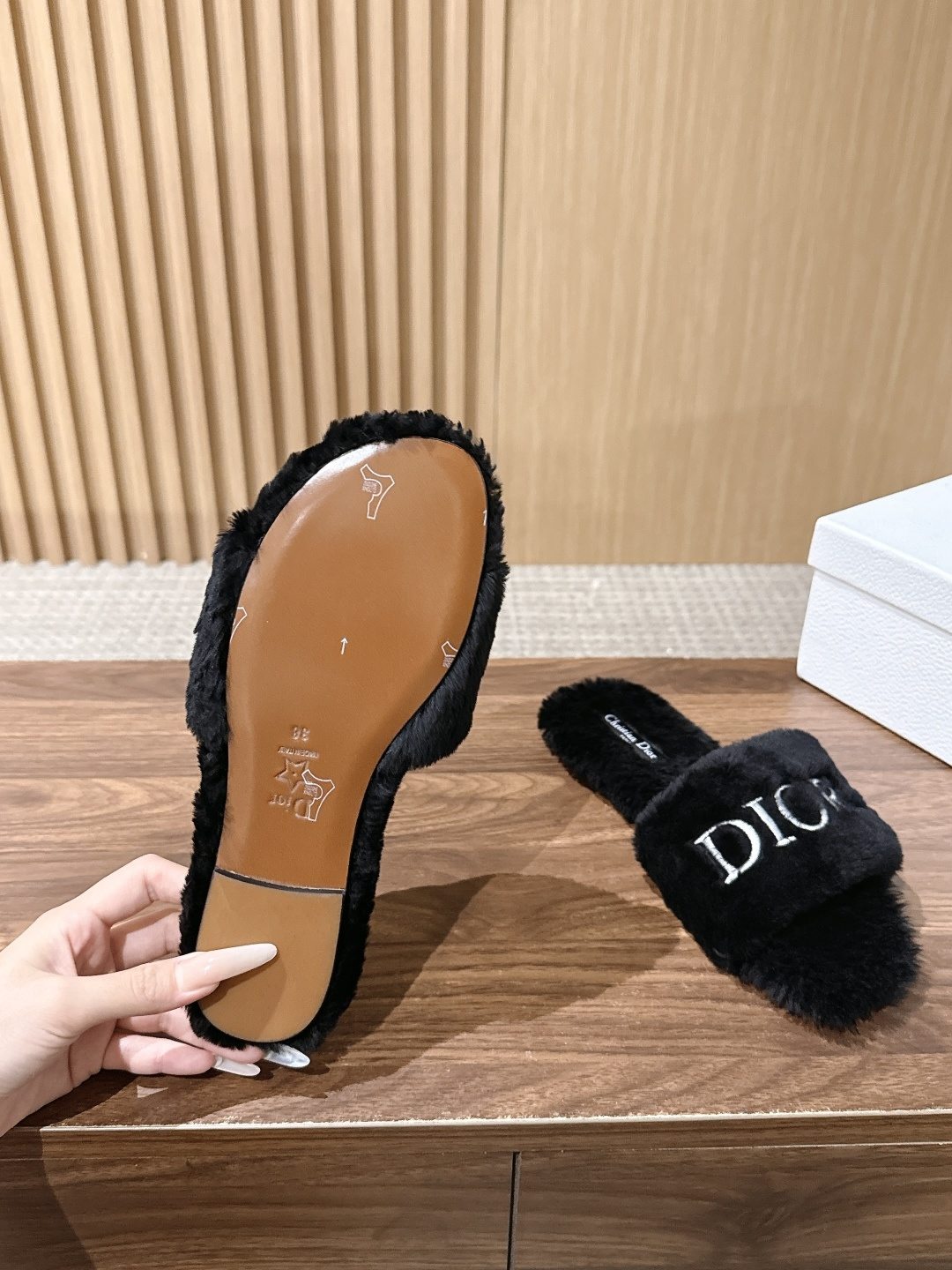 Christian Dior 迪奥秋冬新款字母平底毛毛拖鞋！经典立体刺绣搭配进口羊毛，舒适度百分百！冬季必入单品 真皮大