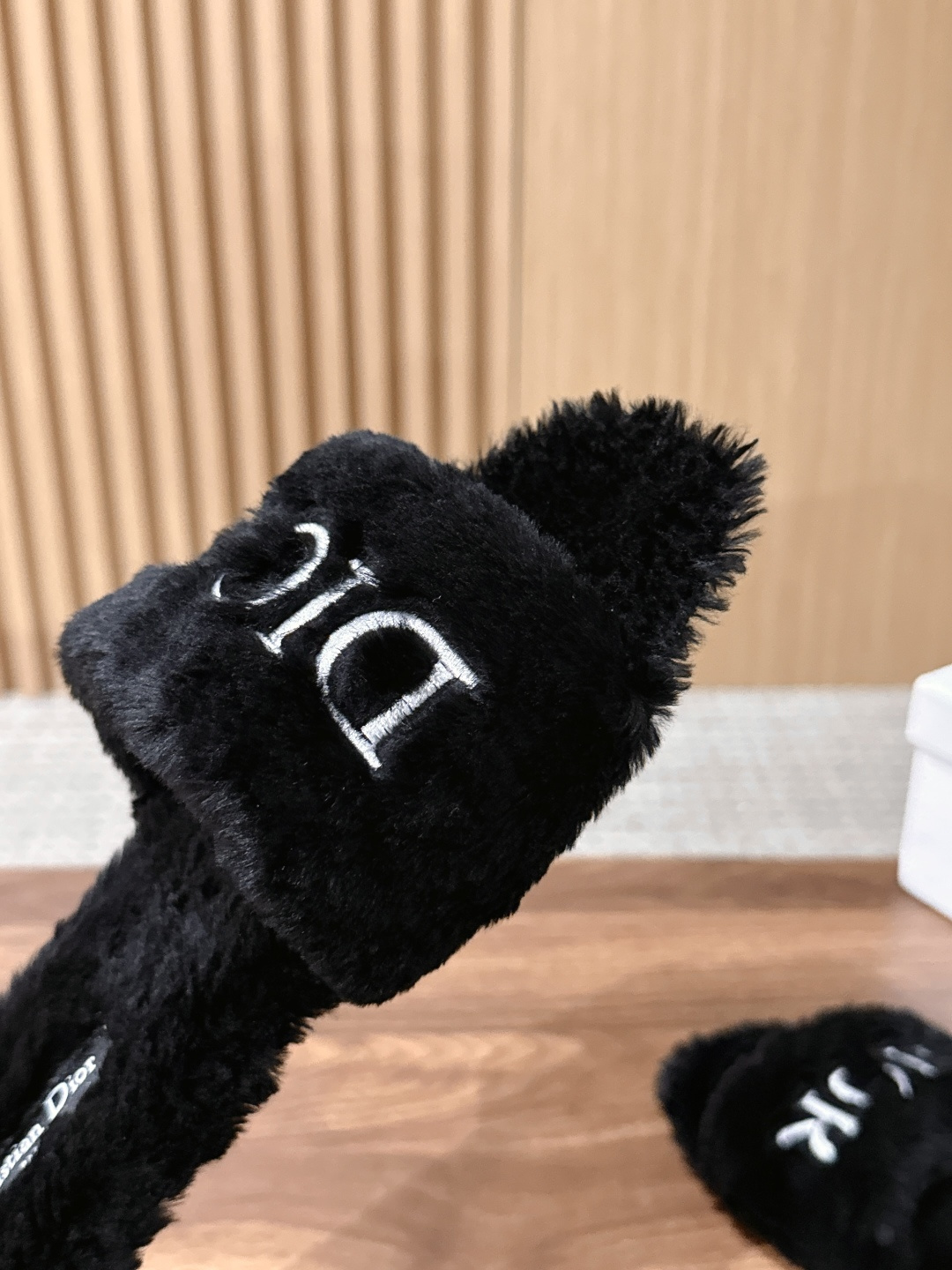 Christian Dior 迪奥秋冬新款字母平底毛毛拖鞋！经典立体刺绣搭配进口羊毛，舒适度百分百！冬季必入单品 真皮大