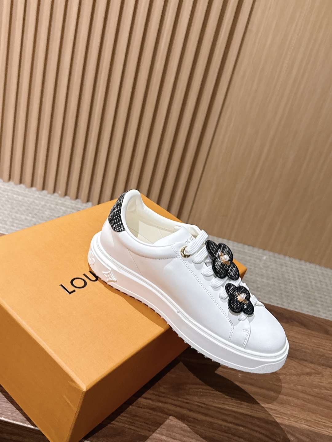 Louis Vuitton# 驴家新款花纹打印经典厚底运动鞋新版面 本款Time Out 运动鞋为柔软牛皮革压印迷你 M