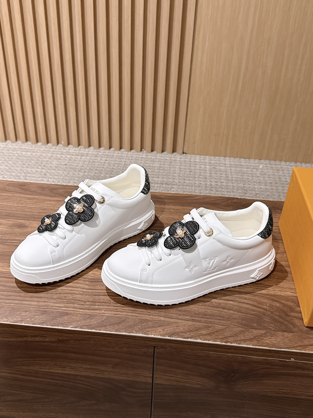 Louis Vuitton# 驴家新款花纹打印经典厚底运动鞋新版面 本款Time Out 运动鞋为柔软牛皮革压印迷你 M