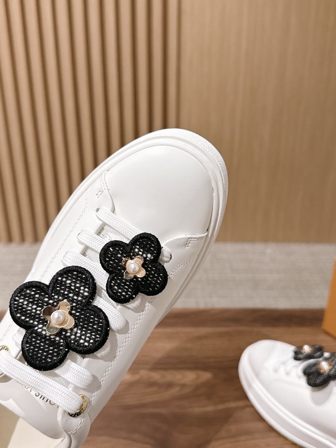 Louis Vuitton# 驴家新款花纹打印经典厚底运动鞋新版面 本款Time Out 运动鞋为柔软牛皮革压印迷你 M