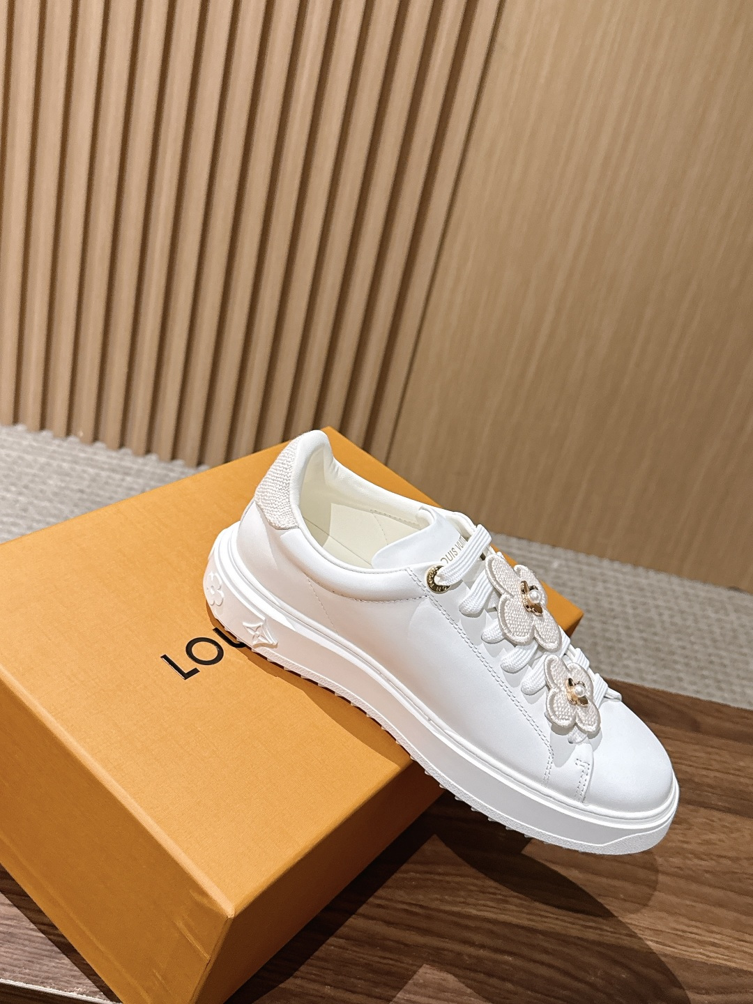 Louis Vuitton# 驴家新款花纹打印经典厚底运动鞋新版面 本款Time Out 运动鞋为柔软牛皮革压印迷你 M