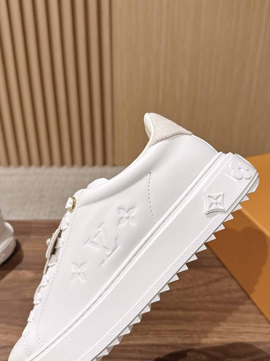 Louis Vuitton# 驴家新款花纹打印经典厚底运动鞋新版面 本款Time Out 运动鞋为柔软牛皮革压印迷你 M
