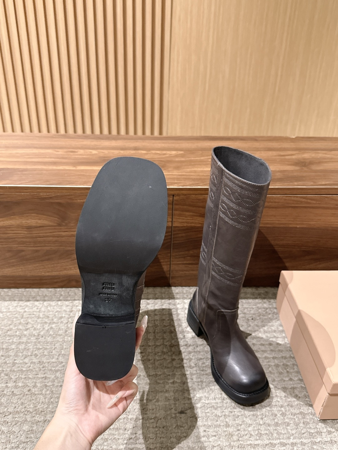 Miu Miu 缪缪秋冬新款的​​波西米亚西部高筒靴​​刺绣骑士靴。 复古做旧小牛皮+民族风编织刺绣图案，是今年秋冬很热