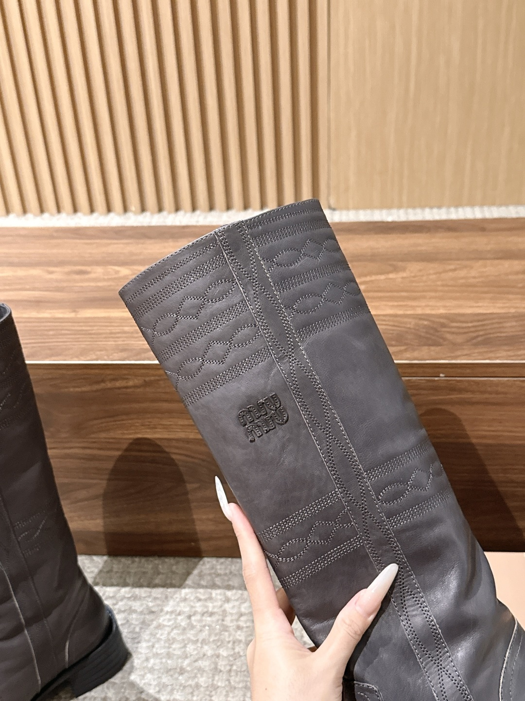 Miu Miu 缪缪秋冬新款的​​波西米亚西部高筒靴​​刺绣骑士靴。 复古做旧小牛皮+民族风编织刺绣图案，是今年秋冬很热