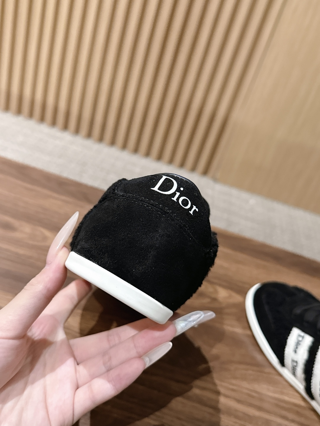 Christian Dior 迪奥新款羊羔毛平底德训鞋 经典德训鞋型自带复古滤镜,搭配迪奥标志性的品牌元素,把轻奢感拿捏 Christian Dior 迪奥新款羊羔毛平底德训鞋 经典德训鞋型自带复古滤镜,搭配迪奥标志性的品牌元素,把轻奢感拿捏