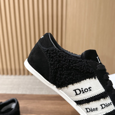 Christian Dior 迪奥新款羊羔毛平底德训鞋 经典德训鞋型自带复古滤镜,搭配迪奥标志性的品牌元素,把轻奢感拿捏 Christian Dior 迪奥新款羊羔毛平底德训鞋 经典德训鞋型自带复古滤镜,搭配迪奥标志性的品牌元素,把轻奢感拿捏