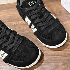 Christian Dior 迪奥新款羊羔毛平底德训鞋 经典德训鞋型自带复古滤镜,搭配迪奥标志性的品牌元素,把轻奢感拿捏 Christian Dior 迪奥新款羊羔毛平底德训鞋 经典德训鞋型自带复古滤镜,搭配迪奥标志性的品牌元素,把轻奢感拿捏