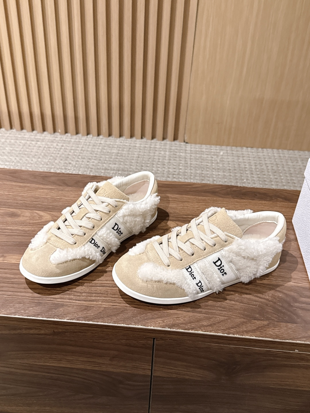 Christian Dior 迪奥新款羊羔毛平底德训鞋 经典德训鞋型自带复古滤镜,搭配迪奥标志性的品牌元素,把轻奢感拿捏 Christian Dior 迪奥新款羊羔毛平底德训鞋 经典德训鞋型自带复古滤镜,搭配迪奥标志性的品牌元素,把轻奢感拿捏