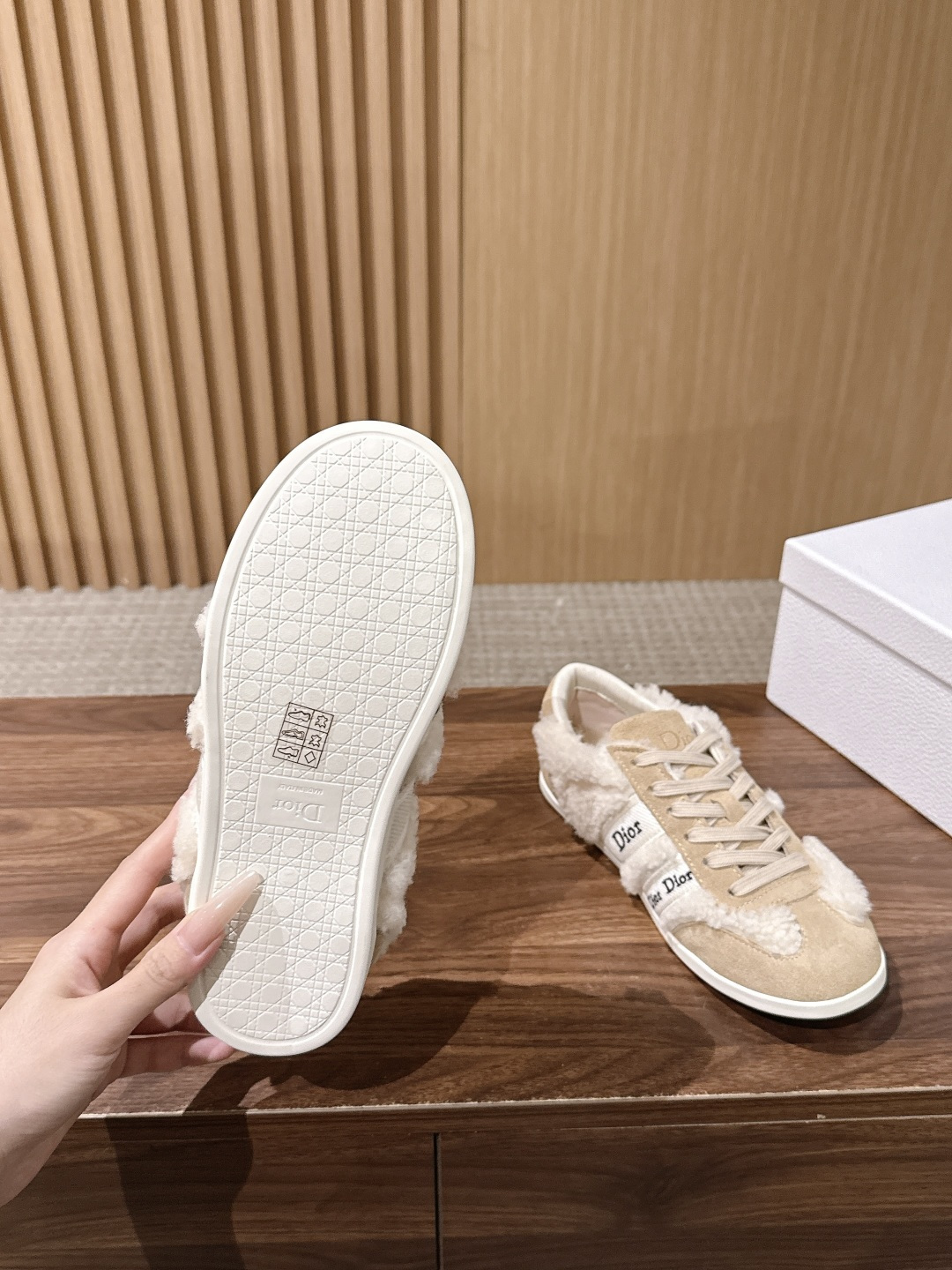 Christian Dior 迪奥新款羊羔毛平底德训鞋 经典德训鞋型自带复古滤镜,搭配迪奥标志性的品牌元素,把轻奢感拿捏 Christian Dior 迪奥新款羊羔毛平底德训鞋 经典德训鞋型自带复古滤镜,搭配迪奥标志性的品牌元素,把轻奢感拿捏