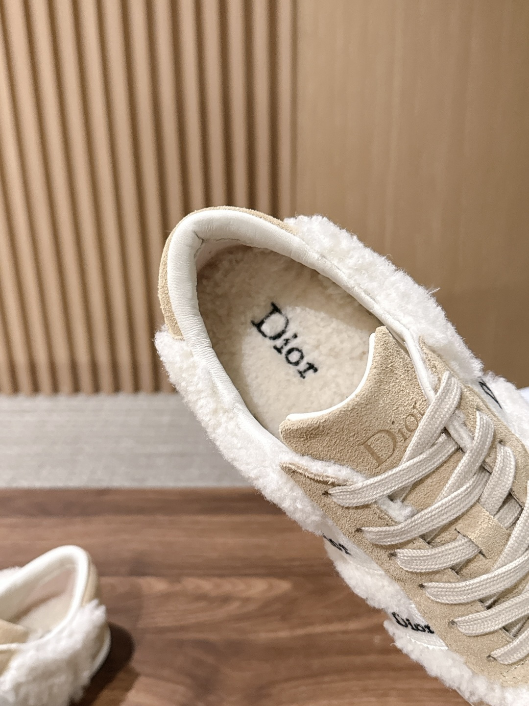 Christian Dior 迪奥新款羊羔毛平底德训鞋 经典德训鞋型自带复古滤镜,搭配迪奥标志性的品牌元素,把轻奢感拿捏 Christian Dior 迪奥新款羊羔毛平底德训鞋 经典德训鞋型自带复古滤镜,搭配迪奥标志性的品牌元素,把轻奢感拿捏