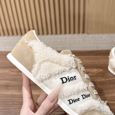 Christian Dior 迪奥新款羊羔毛平底德训鞋 经典德训鞋型自带复古滤镜,搭配迪奥标志性的品牌元素,把轻奢感拿捏 Christian Dior 迪奥新款羊羔毛平底德训鞋 经典德训鞋型自带复古滤镜,搭配迪奥标志性的品牌元素,把轻奢感拿捏