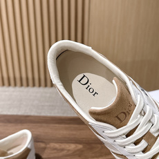 Christian Dior 迪奥新款平底德训鞋 经典德训鞋型自带复古滤镜,搭配迪奥标志性的品牌元素,把轻奢感拿捏得恰到 Christian Dior 迪奥新款平底德训鞋 经典德训鞋型自带复古滤镜,搭配迪奥标志性的品牌元素,把轻奢感拿捏得恰到