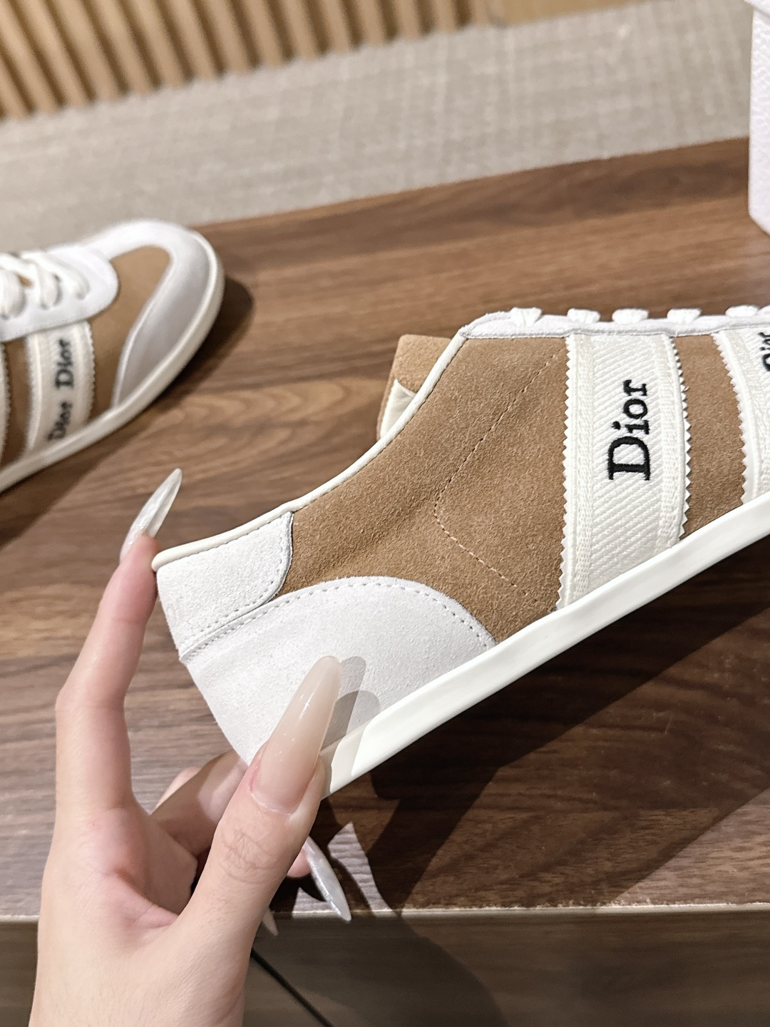 Christian Dior 迪奥新款平底德训鞋 经典德训鞋型自带复古滤镜,搭配迪奥标志性的品牌元素,把轻奢感拿捏得恰到 Christian Dior 迪奥新款平底德训鞋 经典德训鞋型自带复古滤镜,搭配迪奥标志性的品牌元素,把轻奢感拿捏得恰到