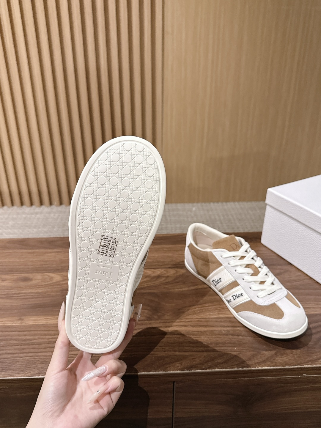 Christian Dior 迪奥新款平底德训鞋 经典德训鞋型自带复古滤镜,搭配迪奥标志性的品牌元素,把轻奢感拿捏得恰到 Christian Dior 迪奥新款平底德训鞋 经典德训鞋型自带复古滤镜,搭配迪奥标志性的品牌元素,把轻奢感拿捏得恰到