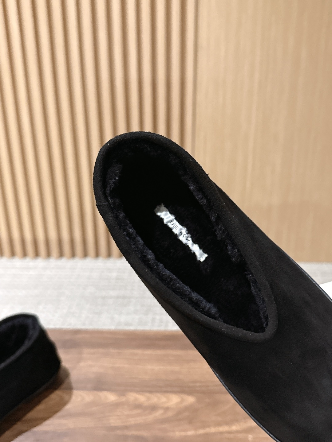【莞产】The Row新款皮毛一体羊毛靴 看着不起眼却越看越有味,带点复古搭配也好看!整个鞋子非常柔软,好穿不磨脚。各大 【莞产】The Row新款皮毛一体羊毛靴 看着不起眼却越看越有味,带点复古搭配也好看!整个鞋子非常柔软,好穿不磨脚。各大