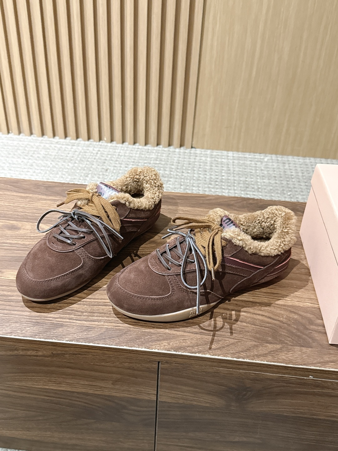 MIU MIU 缪缪早秋新款羊羔毛复古拼色德训鞋 自带温柔复古的松弛氛围感,不同材质拼接打造层次质感,小巧流苏配饰点缀鞋 MIU MIU 缪缪早秋新款羊羔毛复古拼色德训鞋 自带温柔复古的松弛氛围感,不同材质拼接打造层次质感,小巧流苏配饰点缀鞋