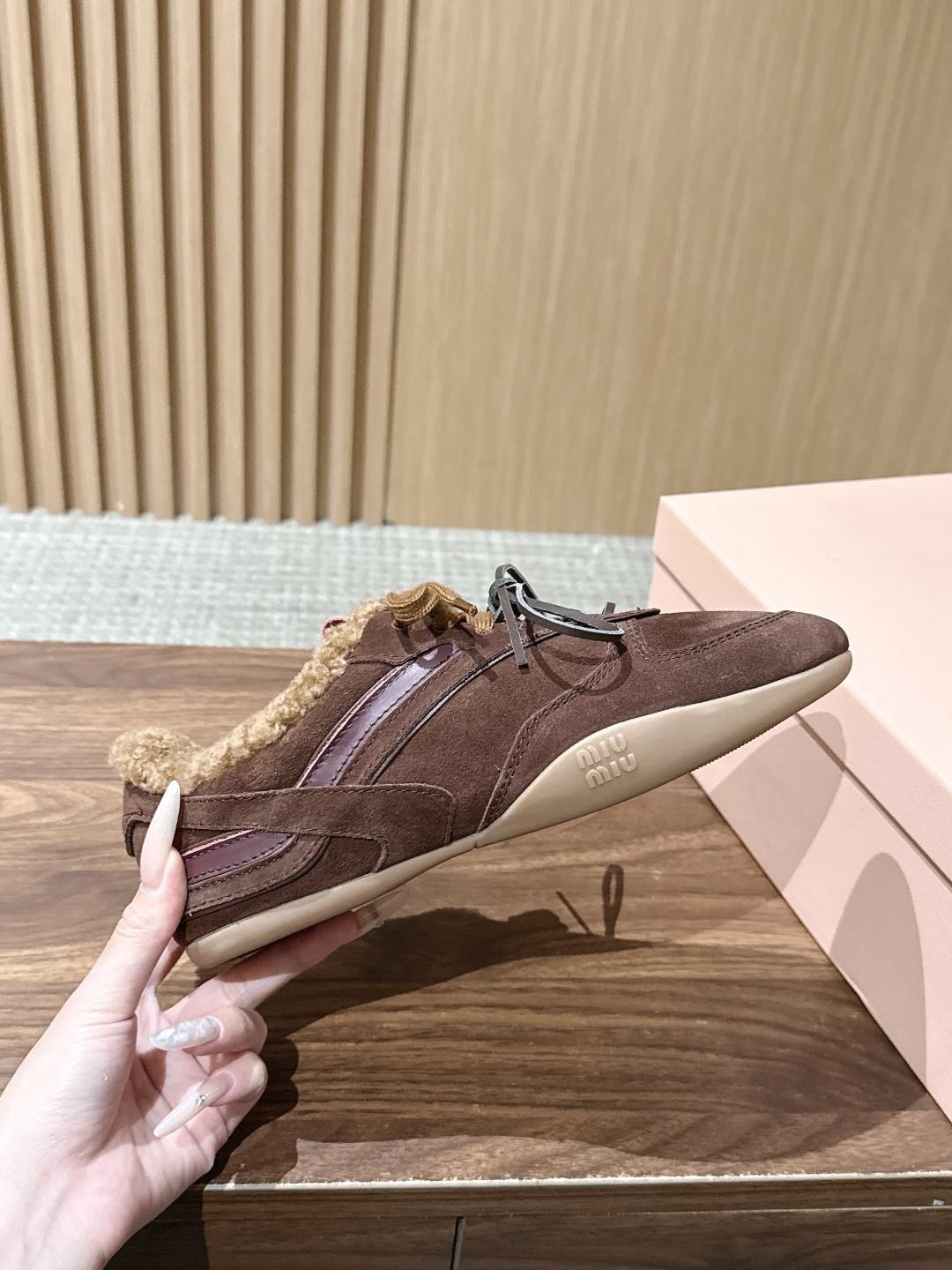 MIU MIU 缪缪早秋新款羊羔毛复古拼色德训鞋 自带温柔复古的松弛氛围感,不同材质拼接打造层次质感,小巧流苏配饰点缀鞋 MIU MIU 缪缪早秋新款羊羔毛复古拼色德训鞋 自带温柔复古的松弛氛围感,不同材质拼接打造层次质感,小巧流苏配饰点缀鞋