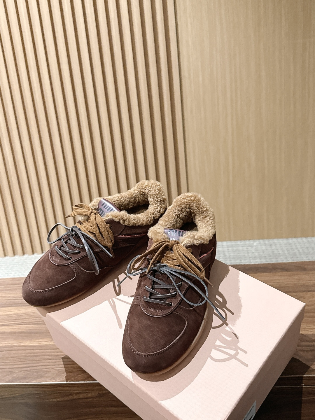 MIU MIU 缪缪早秋新款羊羔毛复古拼色德训鞋 自带温柔复古的松弛氛围感,不同材质拼接打造层次质感,小巧流苏配饰点缀鞋 MIU MIU 缪缪早秋新款羊羔毛复古拼色德训鞋 自带温柔复古的松弛氛围感,不同材质拼接打造层次质感,小巧流苏配饰点缀鞋