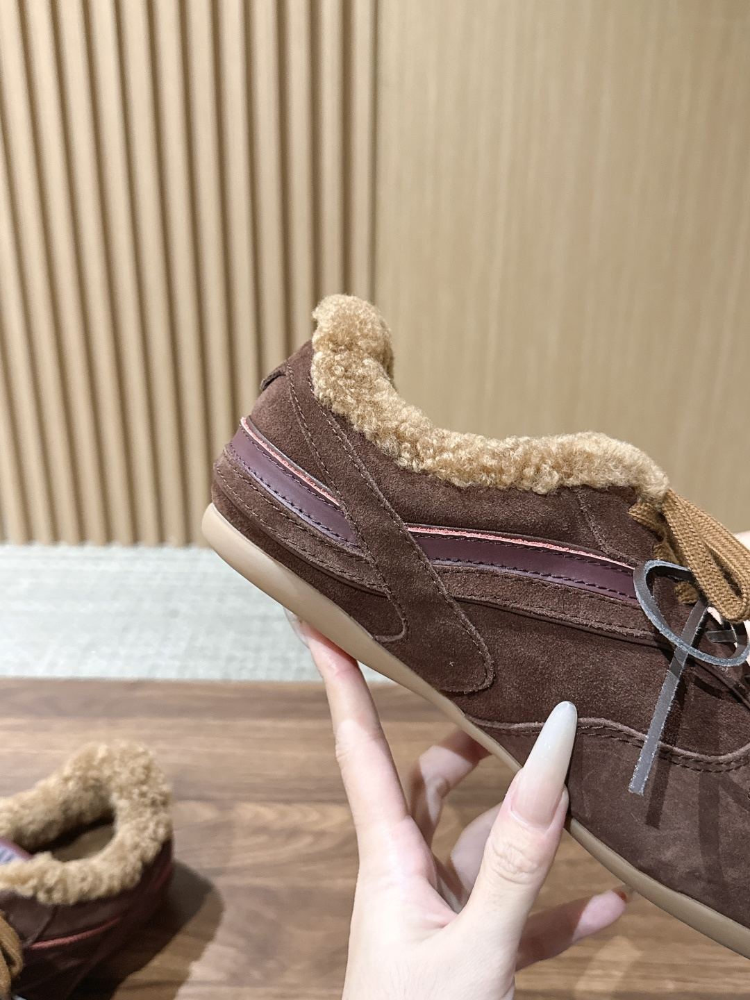 MIU MIU 缪缪早秋新款羊羔毛复古拼色德训鞋 自带温柔复古的松弛氛围感,不同材质拼接打造层次质感,小巧流苏配饰点缀鞋 MIU MIU 缪缪早秋新款羊羔毛复古拼色德训鞋 自带温柔复古的松弛氛围感,不同材质拼接打造层次质感,小巧流苏配饰点缀鞋