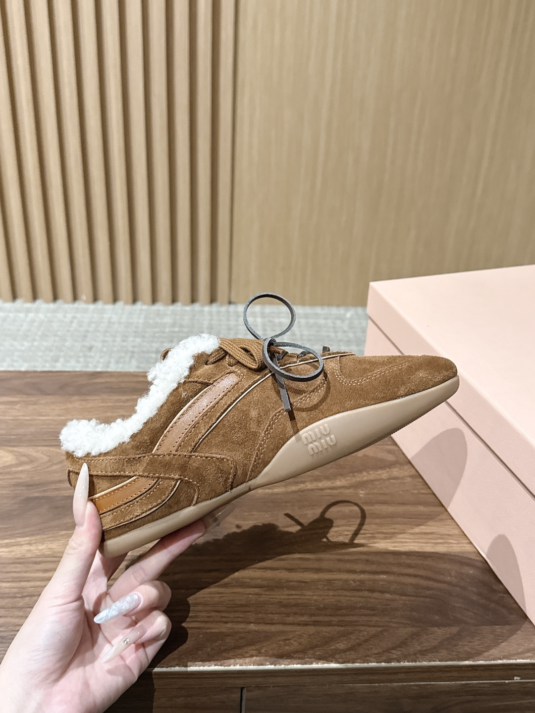 MIU MIU 缪缪早秋新款羊羔毛复古拼色德训鞋 自带温柔复古的松弛氛围感，不同材质拼接打造层次质感，小巧流苏配饰点缀鞋