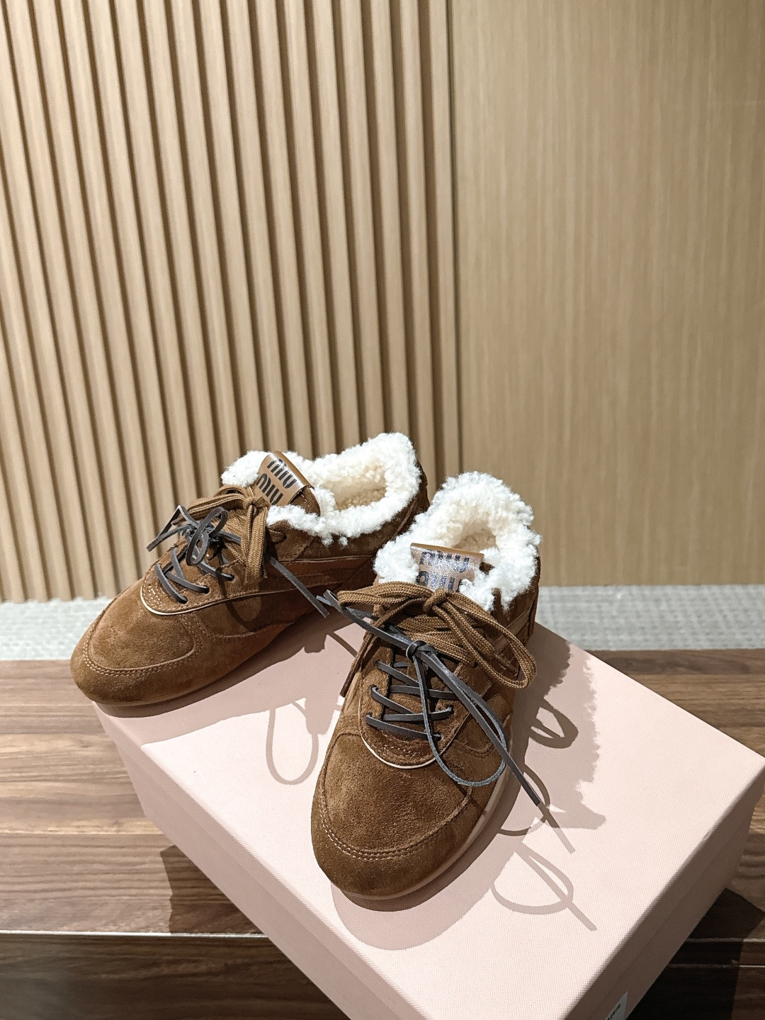 MIU MIU 缪缪早秋新款羊羔毛复古拼色德训鞋 自带温柔复古的松弛氛围感，不同材质拼接打造层次质感，小巧流苏配饰点缀鞋