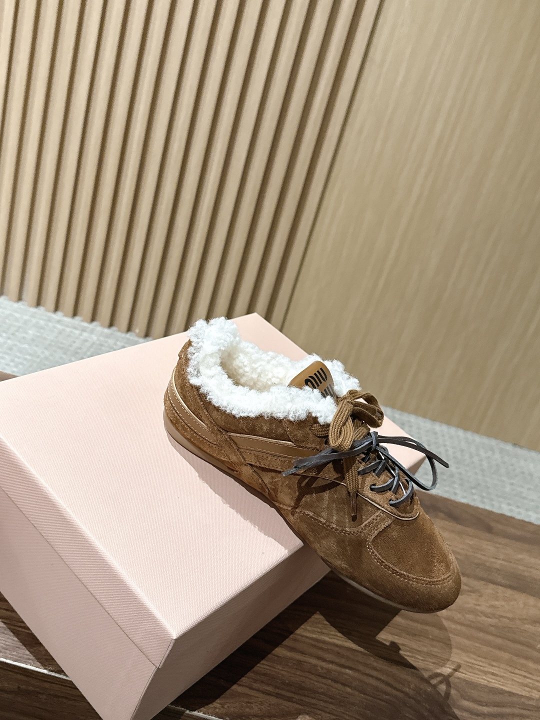 MIU MIU 缪缪早秋新款羊羔毛复古拼色德训鞋 自带温柔复古的松弛氛围感，不同材质拼接打造层次质感，小巧流苏配饰点缀鞋