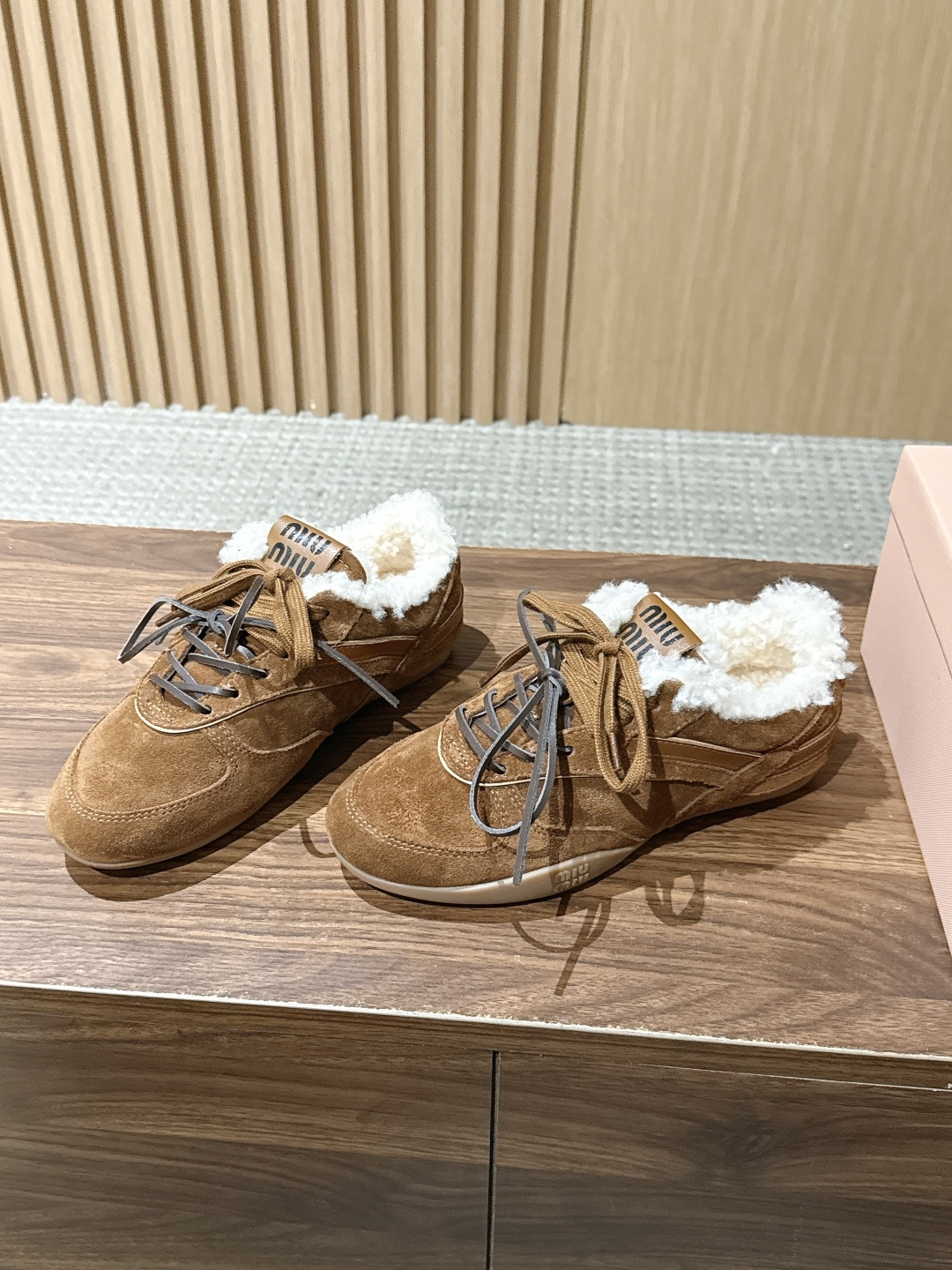 MIU MIU 缪缪早秋新款羊羔毛复古拼色德训鞋 自带温柔复古的松弛氛围感，不同材质拼接打造层次质感，小巧流苏配饰点缀鞋