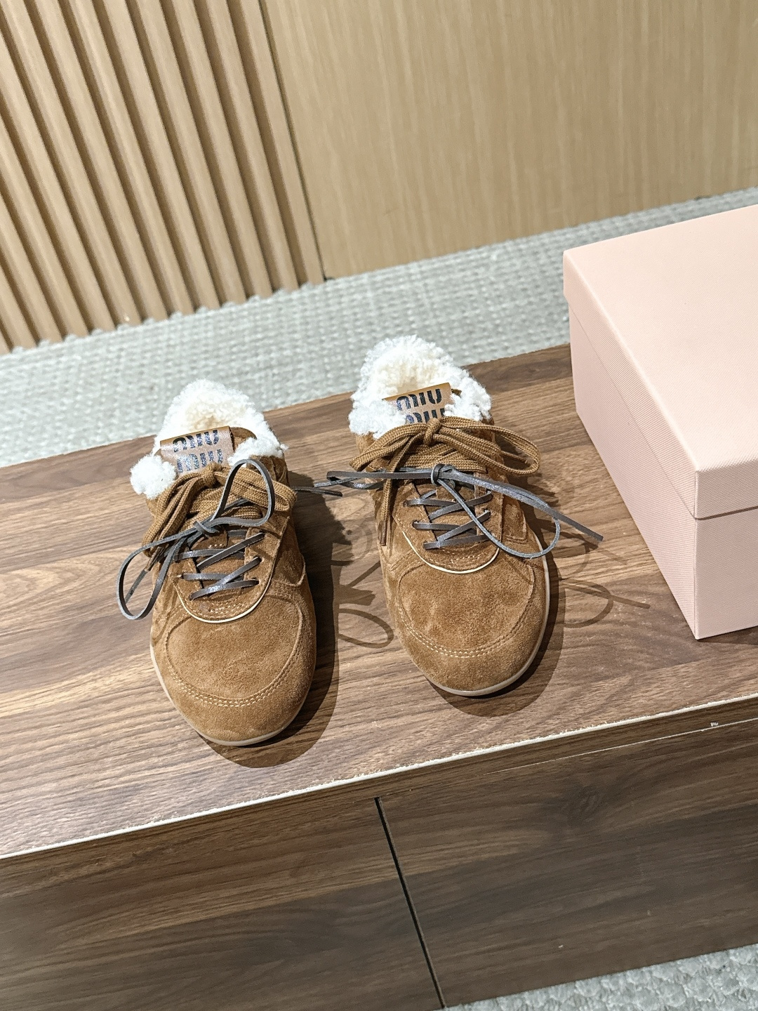 MIU MIU 缪缪早秋新款羊羔毛复古拼色德训鞋 自带温柔复古的松弛氛围感，不同材质拼接打造层次质感，小巧流苏配饰点缀鞋