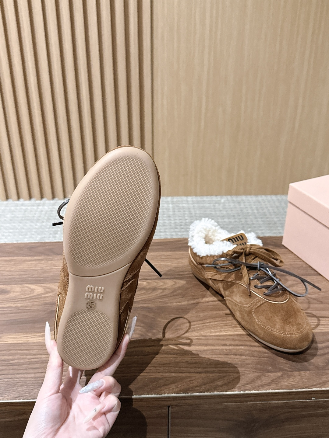 MIU MIU 缪缪早秋新款羊羔毛复古拼色德训鞋 自带温柔复古的松弛氛围感，不同材质拼接打造层次质感，小巧流苏配饰点缀鞋