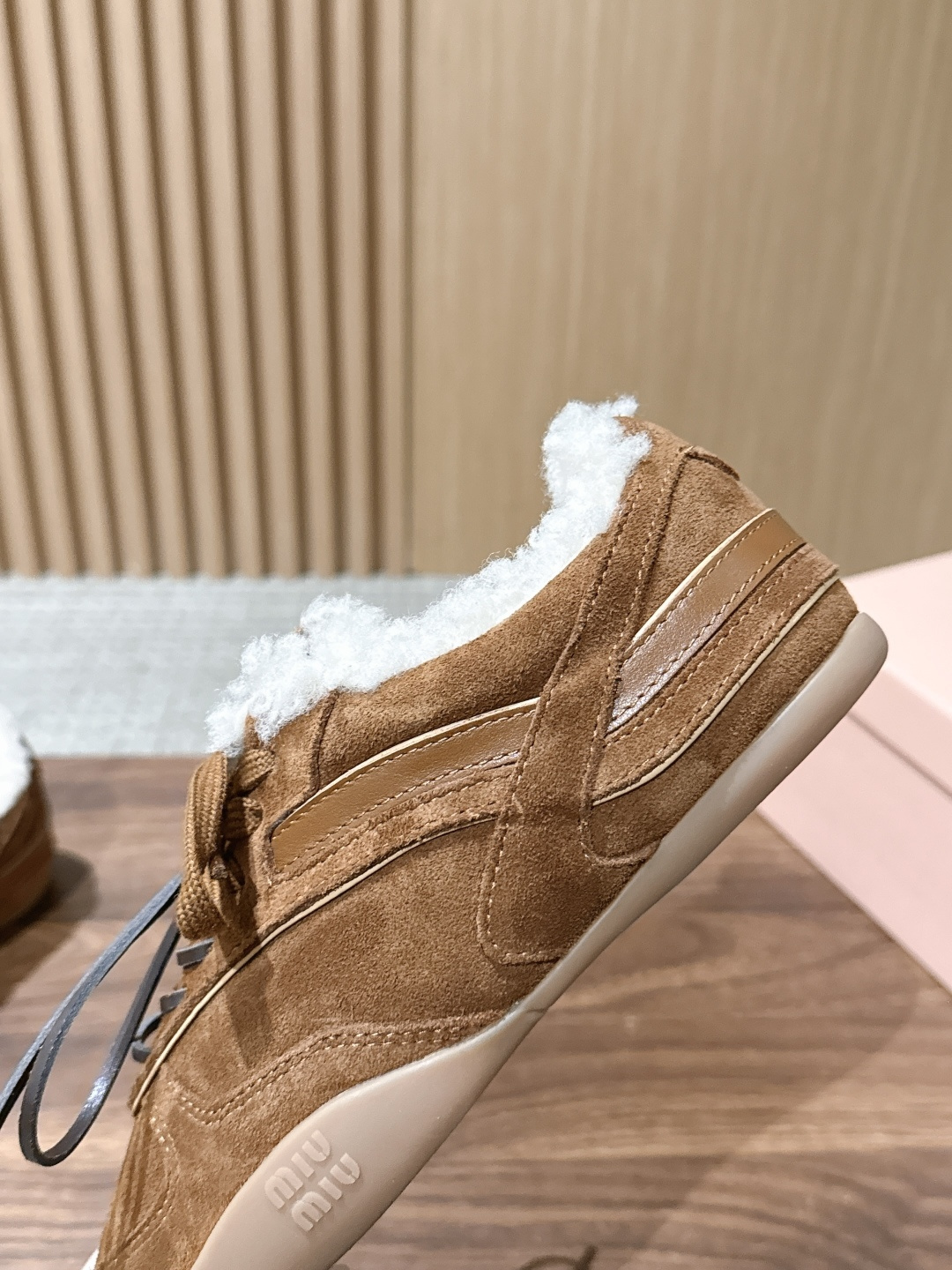 MIU MIU 缪缪早秋新款羊羔毛复古拼色德训鞋 自带温柔复古的松弛氛围感，不同材质拼接打造层次质感，小巧流苏配饰点缀鞋