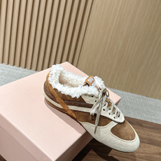 MIU MIU 缪缪早秋新款羊羔毛复古拼色德训鞋 自带温柔复古的松弛氛围感,不同材质拼接打造层次质感,小巧流苏配饰点缀鞋 MIU MIU 缪缪早秋新款羊羔毛复古拼色德训鞋 自带温柔复古的松弛氛围感,不同材质拼接打造层次质感,小巧流苏配饰点缀鞋