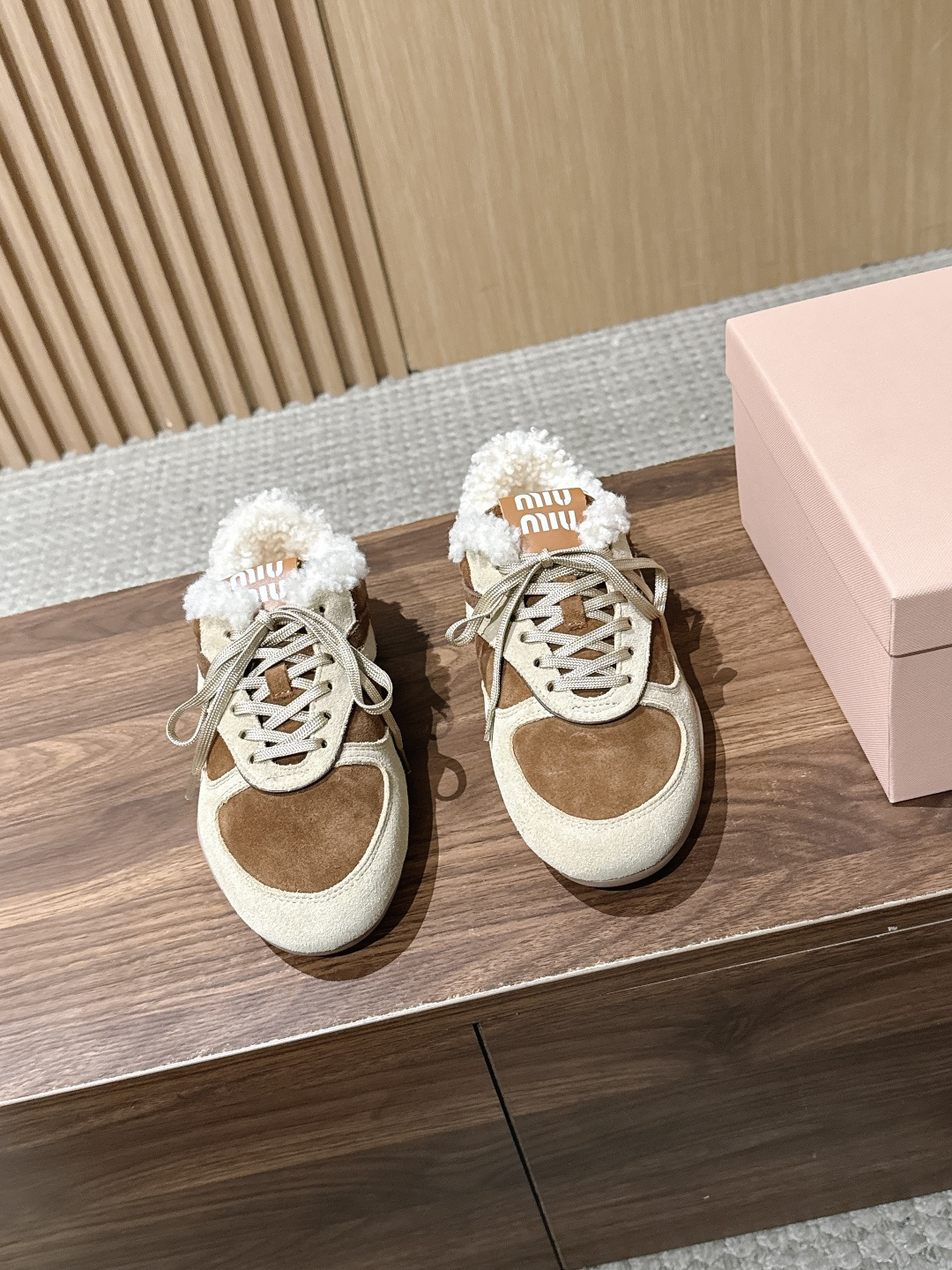 MIU MIU 缪缪早秋新款羊羔毛复古拼色德训鞋 自带温柔复古的松弛氛围感，不同材质拼接打造层次质感，小巧流苏配饰点缀鞋