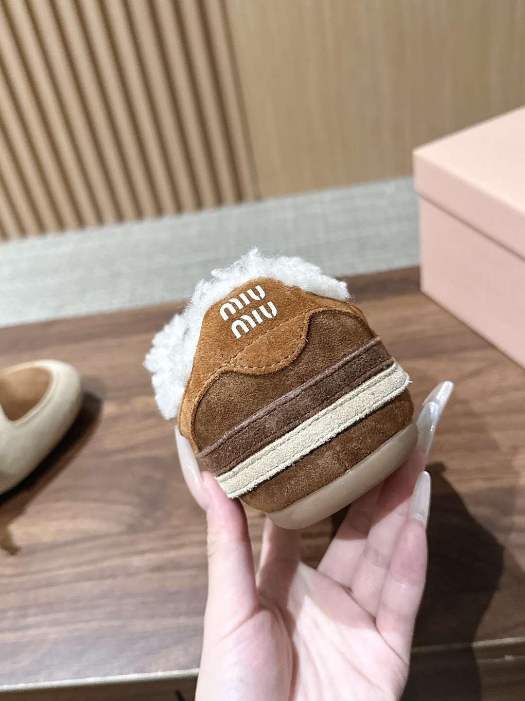 MIU MIU 缪缪早秋新款羊羔毛复古拼色德训鞋 自带温柔复古的松弛氛围感,不同材质拼接打造层次质感,小巧流苏配饰点缀鞋 MIU MIU 缪缪早秋新款羊羔毛复古拼色德训鞋 自带温柔复古的松弛氛围感,不同材质拼接打造层次质感,小巧流苏配饰点缀鞋